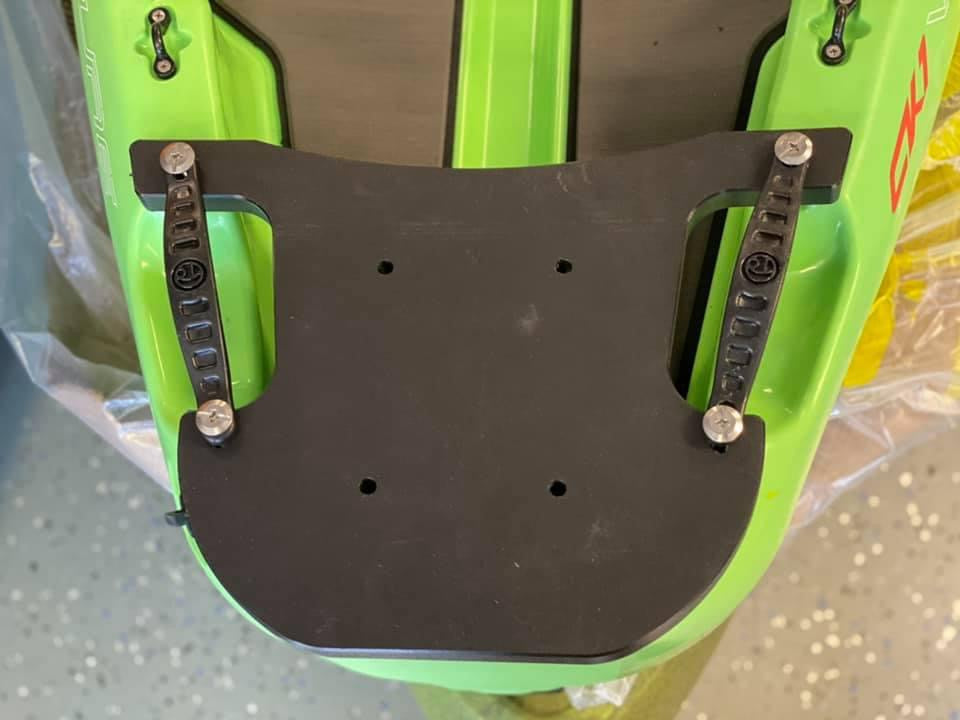 Crescent stern mounting plate
